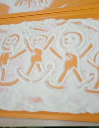 Praca plastyczna: Malowanie na kaszy mannie 6