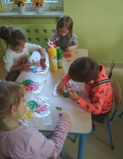 Praca plastyczna: Jesienne drzewa w woreczkach 3