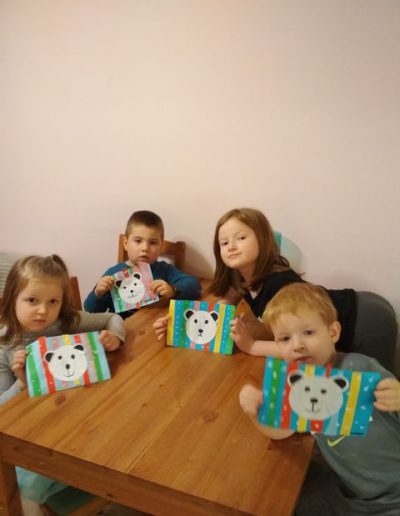 Praca plastyczna: Miś polarny i kolorowe paseczki 3