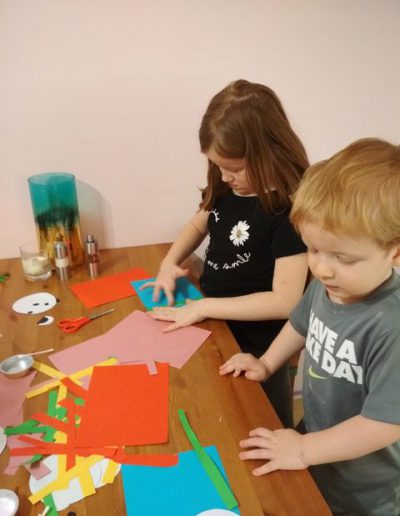 Praca plastyczna: Miś polarny i kolorowe paseczki 1