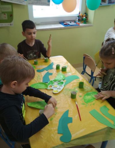 Praca plastyczna: Dinozaury z rolek i talerzyków 2