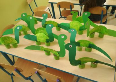 Praca plastyczna: Dinozaury z rolek i talerzyków