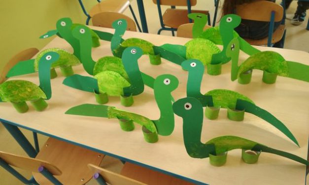 Praca plastyczna: Dinozaury z rolek i talerzyków