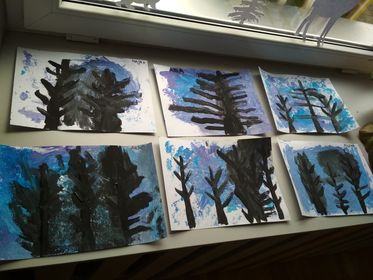 Prace plastyczne: Zimowy las wykonany przy użyciu folii aluminiowej