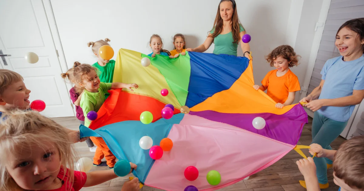 10 najfajniejszych zabaw z chustą animacyjną