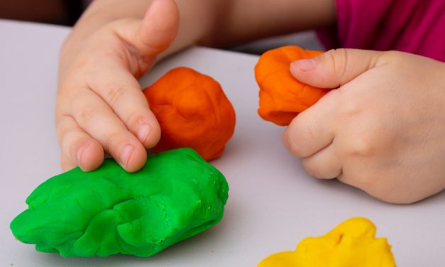10 korzyści z zabawy sensorycznej dla rozwoju Twojego dziecka