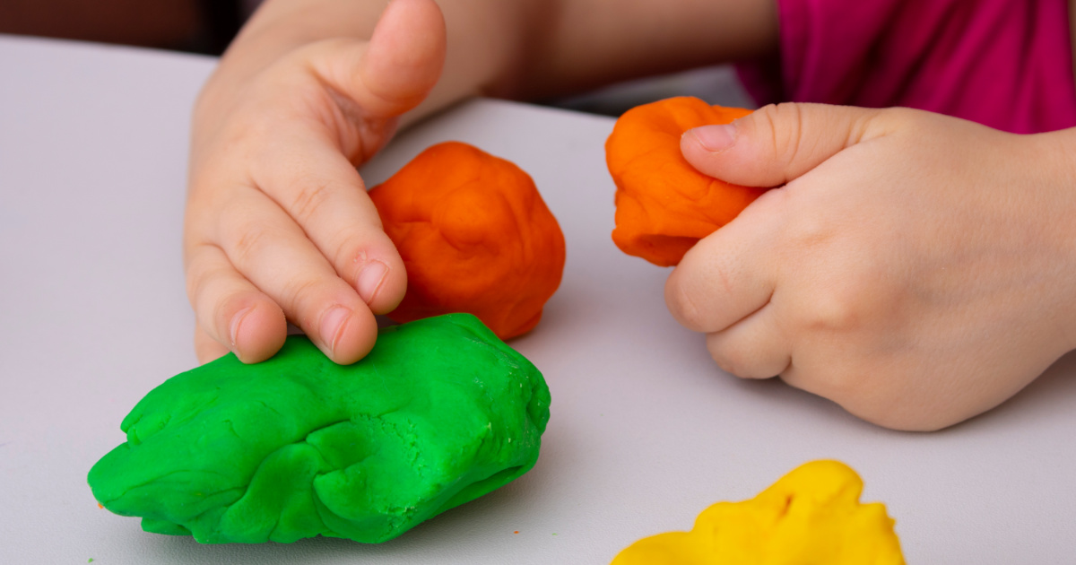10 korzyści z zabawy sensorycznej dla rozwoju Twojego dziecka